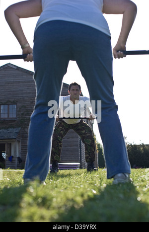 Fitness-Instruktor führt Gewichtheben Klasse in Luxus-Boot-Camp, Kingston House, Totnes, Devon Stockfoto