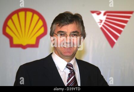 (Dpa-Dateien) - Josef Waltl, CEO der Benzin Corporation & DEA Shell Öl, während einer Pressekonferenz in Hamburg, 20. Dezember 2001 vor der Firmenlogos abgebildet. Vor kurzem übernahm Shell DEA. Stockfoto