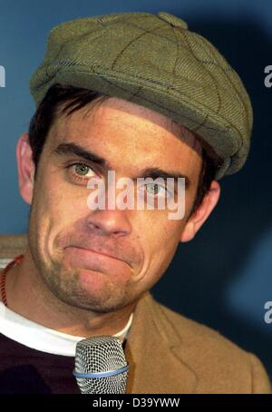 (Dpa) - britische Sänger Robbie Williams in Hamburg, 18. April 2002 abgebildet.  Der 28-j hrige Popstar war in der Stadt, das neue Auto "Smart Crossblade" zu präsentieren. Stockfoto