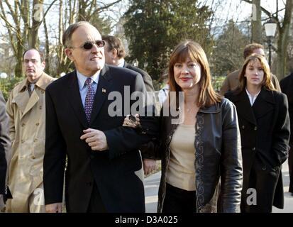 (Dpa) - Rudolph Giuliani, der ehemalige Bürgermeister von New York und seine Freundin Judith Nathan, machen Sie einen Spaziergang in Baden-Baden, Deutschland, 16. Februar 2002. Giuliani wurde später mit dem deutschen Medienpreis für herausragende Leistungen in der jüngeren Geschichte ausgezeichnet. Stockfoto