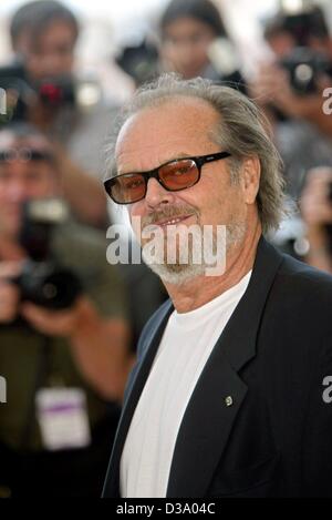 (Dpa)-Hollywood-star Jack Nicholson lächelt, als er zu einer Vorführung bei den 55. Filmfestspielen von Cannes in Frankreich, 20. Mai 2002 ankommt. Nicholson kam der Film "About Schmidt" zu sehen. Stockfoto