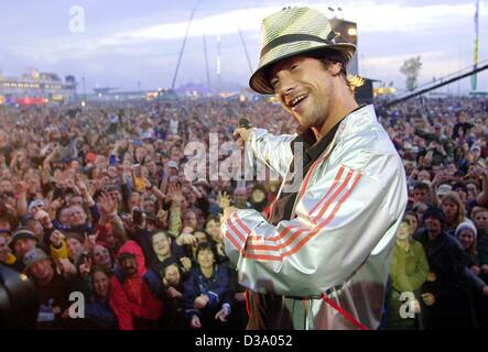 (Dpa) - Jay Kay, Sänger der britischen Band "Jamiroquai", fordert das Publikum zum Mitsingen bei seinem Auftritt beim Open air Festival "Rock am Ring" auf dem Nürburgring in Deutschland, 18. Mai 2002. Ca. 40000 Menschen kamen, um an der zweitägigen Konzert mit Künstlern aus Rock, pop und verändern Stockfoto