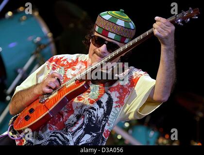 (Dpa) - Carlos Santana, mexikanischer geboren Rock-Legende, führt bei den Open air Festival "Rock am Ring" auf dem Nürburgring in Deutschland, 17. Mai 2002. Ca. 40000 Menschen kamen an der zweitägigen Konzert mit Künstlern aus Rock, pop und alternative Musik. Stockfoto