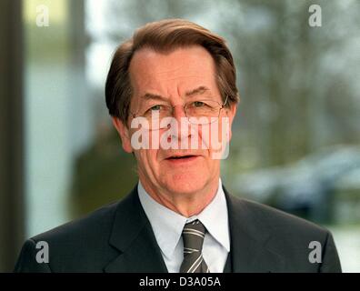(Dpa) - Franz Muentefering, Generalsekretär von der deutschen Sozialdemokratischen Partei (SPD), abgebildet in Mainz, April 2002. Stockfoto
