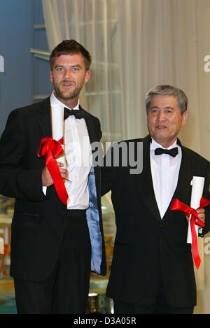 (Dpa) - US-Regisseur Paul Thomas Anderson (L) und seinem südkoreanischen Kollegen Im Kwon-Taek stellen bei der Siegerehrung bei den 55. Internationalen Filmfestspielen in Cannes, Frankreich, 26. Mai 2002. Sie waren beide ausgezeichnet Ex Aequo mit der Goldenen Palme für die beste Regie, Anderson für seinen Film "Punch-Drunk Lov Stockfoto