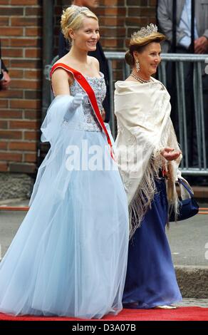 (Dpa) - Kronprinzessin Mette-Marit und ihrer Schwiegermutter Königin Sonja von Norwegen kommen für die Trauung in der Nidaros Kathedrale, "Nidarosdomen" in Trondheim, Norwegen, 24. Mai 2002. Sonjas Tochter, Prinzessin Maertha Louise von Norwegen, heiratete ihren Verlobten, umstrittene Autor Ari Behn, mit 180 Stockfoto