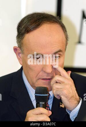 (Dpa) - Rudolph Giuliani, der ehemalige Bürgermeister von New York, Dank das Publikum für seine Media-Award bei der Preisverleihung in Baden-Baden, Deutschland, 16. Februar 2002. Stockfoto