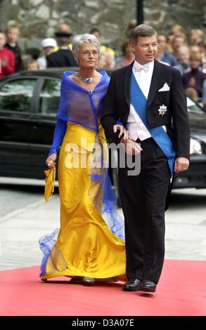 (Dpa) - norwegische Ministerpräsident Kjell Magne Bondevik und seine Frau Bjoerk kommen für die Trauung in der Nidaros Kathedrale, "Nidarosdomen" in Trondheim, Norwegen, 24. Mai 2002. Prinzessin Maertha Louise von Norwegen heiratete ihren Verlobten, umstrittene Autor Ari Behn, mit 1800 Gästen besucht. Stockfoto