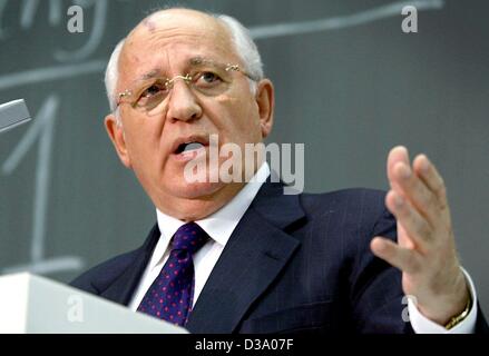 (Dpa) - der ehemalige sowjetische Präsident Mikhail Gorbachev hält einen Vortrag in der Universität Mainz, 13. Mai 2002. Er wurde im Rahmen der Vorlesung "Europa auf dem Weg zu einer neuen Weltordnung" eingeladen. Stockfoto