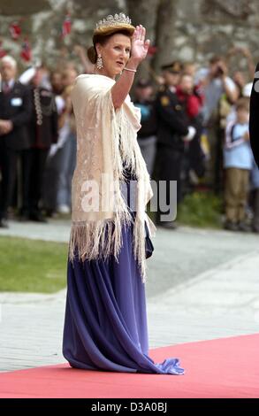 (Dpa) - "Wellenlinien" Königin Sonja von Norwegen in die Menge vor der Trauung in der Nidaros Kathedrale, "Nidarosdomen" in Trondheim, Norwegen, 24. Mai 2002. Ihre Tochter, Prinzessin Maertha Louise von Norwegen, heiratete ihren Verlobten, umstrittene Autor Ari Behn, mit 1800 Gästen besucht. Stockfoto