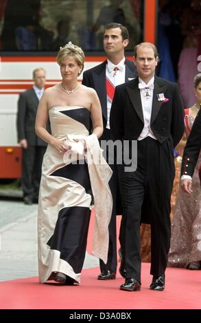 (Dpa) - Sophie und Prinz Edward von Wessex und Kronprinz Felipe von Spanien kommen für die Trauung in der Nidaros Kathedrale, "Nidarosdomen" in Trondheim, Norwegen, 24. Mai 2002. Prinzessin Maertha Louise von Norwegen heiratete ihren Verlobten, umstrittene Autor Ari Behn, mit 1800 Gästen besucht. Stockfoto