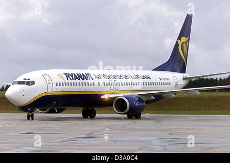 (Dpa) - A Boeing 737-800 der Ryanair ist die Schrift "Auf Wiedersehen Lufthansa" ("auf Wiedersehen Lufthansa") tragen, wie es auf dem Flughafen Hahn, Deutschland, 14. Februar 2002 steht. Das irische Unternehmen bietet günstige Flüge zu Reisezielen in Europa. Ryanair wurde rechtlich von der Förderung seiner Flüge gestoppt Stockfoto