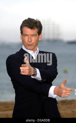 (Dpa) - irischer Schauspieler Pierce Brosnan, der James Bond in der jüngsten "Die Another Day" spielt, imitiert die Aufnahmesituation ein Bond-wie bei den 55. Filmfestspielen von Cannes in Frankreich, 18. Mai 2002. Die Filmfigur James Bond feiert dieses Jahr seinen 40. Geburtstag hat seinen ersten Auftritt in 1 Stockfoto