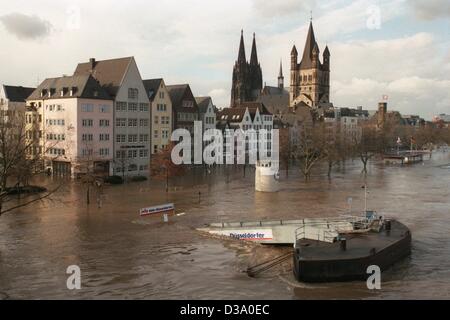 (Dpa-Dateien) - ein Blick auf die überfluteten Kölner Altstadt am Ufer des Flusses Rhein, Deutschland, 28. Januar 1995. Hochwasser trifft regelmäßig Bereich Rhein und Mosel 1995 markiert einen besonderen Rekord. Stockfoto