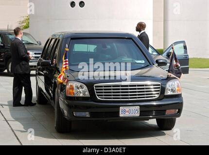 (Dpa) - die kugelsichere Limousine des US-Präsidenten Bush, wartet vor das Kanzleramt, das "Kanzleramt" in Berlin, 23. Mai 2002. Bush kam bei einem einwöchigen Besuch nach Europa, der 24-Stunden-Aufenthalt in Deutschland seine erste Station. Das Auto ist Teil seiner Reisen Entourage. Stockfoto