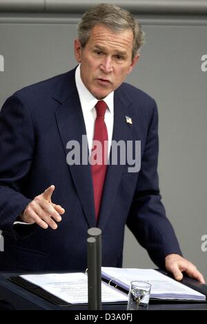 (Dpa) - US-Präsident George W. Bush hält seine Rede im Deutschen Bundestag, die, in Berlin, 23. Mai 2002. Er rief zu einem gemeinsamen europäischen Auftritt gegen die "Feinde der Freiheit". Bush kam bei einem einwöchigen Besuch in Europa, wird seine erste Station in Deutschland. Stockfoto