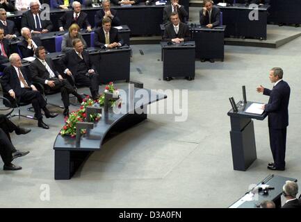 (Dpa) - US-Präsident George W. Bush hält seine Rede im Deutschen Bundestag, die, in Berlin, 23. Mai 2002. Er rief zu einem gemeinsamen europäischen Auftritt gegen die "Feinde der Freiheit". Bush kam bei einem einwöchigen Besuch in Europa, wird seine erste Station in Deutschland. Stockfoto