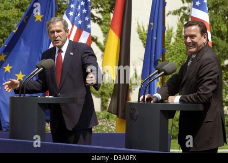 (Dpa) - US Präsident George W. Bush (L) und Bundeskanzler Gerhard Schroeder beantworten die Fragen der Journalisten auf einer Pressekonferenz in Berlin, 23. Mai 2002. Sie gab bekannt, dass USA und Deutschland in allen wichtigen politischen Fragen, darunter die Notwendigkeit, den Krieg gegen t fortzusetzen Stockfoto