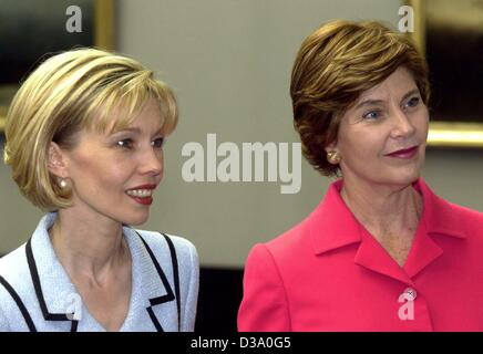 (Dpa) - Doris Schröder-Koepf (L), die Ehefrau von Bundeskanzler Gerhard Schroeder und US-First Lady Laura Bush Besuch der Nationalgalerie in Berlin, 23. Mai 2002. Sie wurden vom Direktor des Museums Bilder von französischen und deutschen Künstlern gezeigt. Nach dem Mittagessen gingen sie zu Präsident Bush in Ge sprechen hören Stockfoto