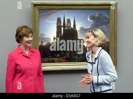 (Dpa) - US-First Lady Laura Bush (L) und Doris Schröder-Koepf, die Ehefrau von Bundeskanzler Gerhard Schroeder, haben Spaß Besuch der National Gallery in Berlin, 23. Mai 2002. Sie wurden vom Direktor des Museums Bilder von französischen und deutschen Künstlern gezeigt. Nach dem Mittagessen gingen sie Präsident Bus hören Stockfoto