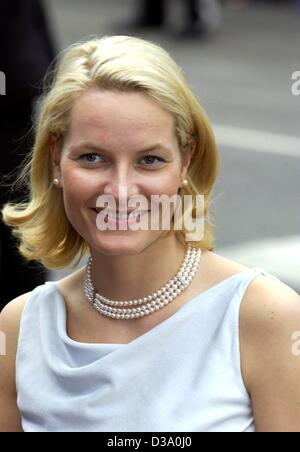 (Dpa) - norwegische Krone Prinzessin Mette-Marit Lächeln als sie zu einem Empfang der norwegischen Regierung in Trondheim, 23. Mai 2002, zu Ehren von der bevorstehenden Hochzeit von ihrer Schwägerin, Prinzessin Maertha Louise von Norwegen ankommt. 30-Jahr-alten Maertha Louise heiratete ihren Verlobten, umstrittene Autor Ari B Stockfoto