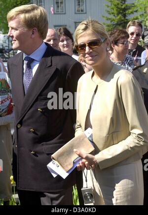 (Dpa) - die niederländischen Krone Prinz paar Maxima und Willem Alexander (R) bei einem Besuch von Trondheim vor der Hochzeit der norwegischen Prinzessin Maertha Louise in Trondheim, Norwegen, 23. Mai 2002. Maertha Louise wird ihr Verlobter Ari Behn am 24. Mai heiraten. Stockfoto