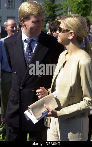 (Dpa) - Blicke das niederländische Kronprinzenpaar Maxima und Willem Alexander (R) tauschen Sie bei einem Besuch von Trondheim vor der Hochzeit der norwegischen Prinzessin Maertha Louise in Trondheim, Norwegen, 23. Mai 2002. Maertha Louise wird ihr Verlobter Ari Behn am 24. Mai heiraten. Stockfoto