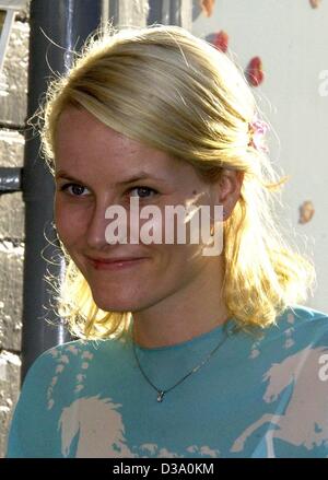 (Dpa) - lächelt Kronprinzessin Mette-Marit von Norwegen, als sie, um die Pre-Wedding Party von ihrem Ehemann Schwester Maertha Louise am Restaurant Bolgen & Moi in Trondheim, Norwegen, 22. Mai 2002 gegeben ankommt. Sie hat sich von der schweren Sonnenbrand, während eines Interviews im hellen Sonnenlicht erlitt, erholt ich Stockfoto