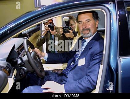 (Dpa) - Bernd Pischetsrieder, zum neuen Vorsitzenden des Vorstands des deutschen Automobilkonzerns Volkswagen (VW), sitzt in der Luxuslimousine "Phaeton" auf einer Pressekonferenz in Wolfsburg, 12. März 2002. Pischetsrieder übernahm das Amt im April 2002. Als VW-Vorstand Pischetsrieder w Stockfoto