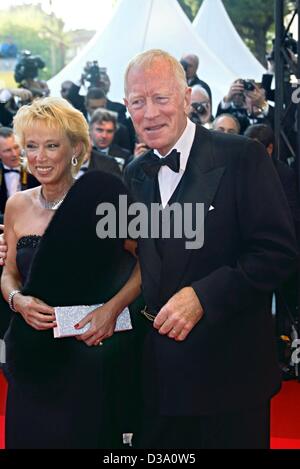 (Dpa) - schwedische Schauspieler Max von Sydow und seine Frau bei ihrer Ankunft für die Eröffnungsgala der 55. Internationalen Filmfestspiele in Cannes, Frankreich, 14. Mai 2002 Lächeln. In diesem Jahr sind 22 Produktionen aus 15 Ländern im Wettbewerb um die berühmte Trophäe, die "Goldene Palme" am 26. Mai. Stockfoto