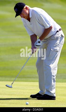 (Dpa) - Boris Becker, deutscher ehemaliger Tennis-Weltmeister, schlägt eine Fahrt in der Pro-Am-Golf-Turnier in St. Leon-Rot, Deutschland, 16. Mai 2002. Die Hobby-Golf-Turnier fand vor der professionellen "Deutsche Bank - SAP Open". Stockfoto