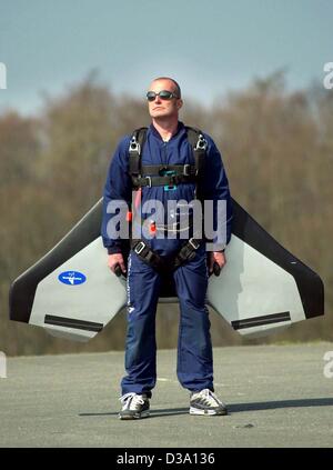 (Dpa) - fliegen wie ein Vogel: Fallschirmspringer Christoph Aarns präsentiert ein neues Fluggerät auf dem Flugplatz in Höxter, Deutschland, 2. April 2002. Das neue Gerät von Aarns mitentwickelt ermöglicht Fallschirmspringer zu navigieren und ihren Flug zu verlängern. Stockfoto