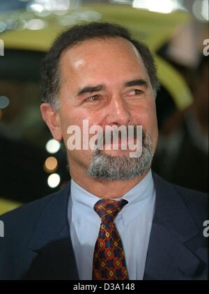 (Dpa) - Bernd Pischetsrieder, zum neuen Vorsitzenden des Vorstands des deutschen Automobilkonzerns Volkswagen, abgebildet auf der Internationalen Automobilausstellung in Frankfurt am Main, September 2001. Pischetsrieder übernahm das Amt im April 2002. Pischetsrieder war als VW-Vorstandsmitglied verantwortlich für der Gruppe qua Stockfoto