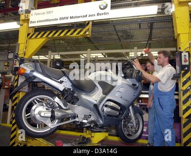 (Dpa) - Mechanik der BMW-Motorrad-Fabrik in Berlin beenden das einmillionste Motorrad, 6. Februar 2001. Die Berliner Motorrad Fabrik der deutsche Automobilhersteller BMW wurde 1967 gegründet. Stockfoto