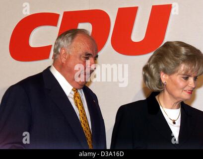 (Dpa) - Helmut Kohl, Bundeskanzler von 1982 bis 1998, verlässt das Podium zusammen mit seiner Frau Hannelore am Vorabend Wahl, 27. September 1998. In einem kurzen Statement in der Parteizentrale in Bonn hatte er die Verantwortung für die Wahl verlor übernommen. Die christlich demokratische Union (CDU) hatte eine Stockfoto