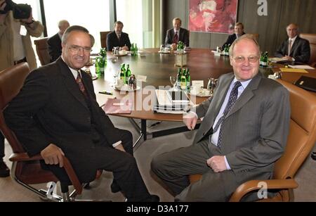 (Dpa) - deutsche Finance Minister Hans Eichel (L) und der Vorsitzende der Deutschen Bundesbank Ernst Welteke, während der ersten Sitzung des neuen Vorstandes aus den Vorsitzenden der Zentralbanken in Frankfurt am Main, 8. Mai 2002. Stockfoto