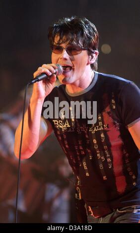 (Dpa) - Morten Harket, norwegischer Sänger und Kopf der Band "ein-ha", Performance in einer deutschen TV-Show in Köln, 3. April 2002. Stockfoto