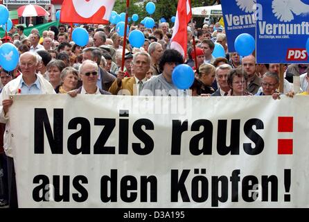 (Dpa) - Tausende Menschen protestieren gegen Rechtsextremisten in Dresden, 1. Mai 2002. Mit Parolen wie "Nazis Raus: aus den Koepfen!" (Nazis heraus: der Köpfe!) Sie trat die Rallye "Dresden Gegen Rechts" ("Dresden gegen Rightists") organisiert von 180 Organisationen, unter Ihnen Parteien, Arbeiter Stockfoto