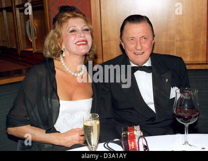 (Dpa) - die Schweizer Milliardär und ehemalige Unternehmer Hans-Heinrich Thyssen-Bornemisza mit seiner Frau Carmen Cervera, abgebildet in Neuss, Deutschland, 28. Oktober 1995. Nachdem lange leiden an einer Herzerkrankung, Baron von deutsch-ungarischer Abstammung Alter von 81 Jahren in seinem Haus in der Nähe von Gerona auf Spanisch Cos gestorben Stockfoto