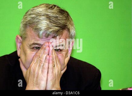 (Dpa) - Bundesaußenminister Joschka Fischer bezieht sich auf seine Nase im Grünen Parteitag in Wiesbaden, 4. Mai 2002. Die 750 Delegierten beschlossenen Programm der Partei für die Wahlen am 22. September 2002. Stockfoto