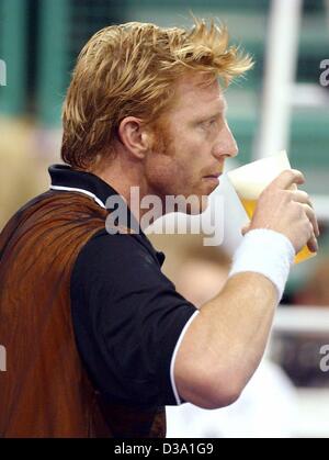 (Dpa) - genießt ehemaliger deutscher Tennisspieler Boris Becker, trinken ein Bier zum Spaß während ein Showmatch in Bayreuth, Deutschland, 12. April 2002. Stockfoto