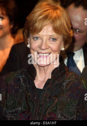 (Dpa) - britische Schauspielerin Dame Maggie Smith bei der Premiere ihres Films "Gosford Park" auf der 52. Internationalen Filmfestspiele in Berlin, 10. Februar 2002 lacht. Sie war nominiert für einen Academy Award als beste weibliche Darstellerin in einer Nebenrolle in diesem Film. Stockfoto