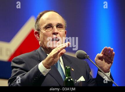 (Dpa) - Rudolph Giuliani, der ehemalige Bürgermeister von New York, hält seine Rede nach verziert mit den deutschen Medienpreis in Baden-Baden, Deutschland, 16. Februar 2002. Die deutschen Medieninstitut Media Control ehrt jährlich eine Persönlichkeit für herausragende Leistungen in der jüngeren Geschichte. Stockfoto