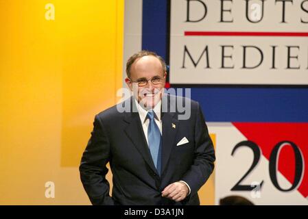 (Dpa) - Rudolph Giuliani, ehemaliger Bürgermeister von New York, lächelt nach geehrt mit dem deutschen Medienpreis in Baden-Baden, Deutschland, 16. Februar 2002. Stockfoto