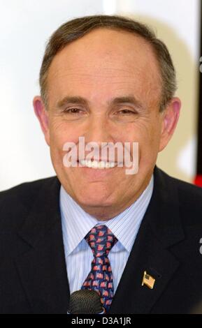 (Dpa) - Rudolph Giuliani, der ehemalige Bürgermeister von New York, während die deutschen Medien Award Zeremonie in Baden-Baden, Deutschland, 16. Februar 2002. Stockfoto