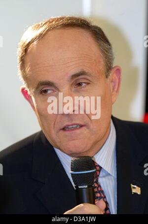 (Dpa) - Rudolph Giuliani, der ehemalige Bürgermeister von New York, während die deutschen Medien Award Zeremonie in Baden-Baden, Deutschland, 16. Februar 2002. Stockfoto