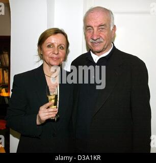 (Dpa) - deutsche Schauspieler Armin Mueller-Stahl und seine Frau Gabriele auf einer Ausstellung seiner Gemälde in einer Münchner Galerie, 15. März 2002. Einige der Kunstwerke entstanden während der Dreharbeiten der Serie "sterben Manns" in denen Mueller-Stahl deutsche Schriftsteller Thomas Mann spielt. Mueller-Stahl wurde internation Stockfoto