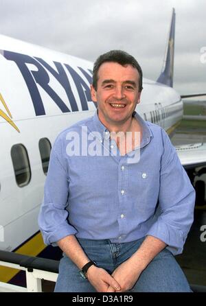 (Dpa) - Michael O'Leary, CEO von der irischen Fluggesellschaft Ryanair, posiert vor einer Boeing 737-800 auf dem Flughafen in Hahn, 12. Februar 2002. Das irische Unternehmen bietet günstige Flüge zu Reisezielen in Europa. Stockfoto