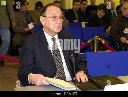 (Dpa) - der ehemalige deutsche Außenminister Hans-Dietrich Genscher sitzen als Zeuge am Brett der Untersuchung, die Untersuchung der CDU-Spenden-Affäre in Berlin, 25. Januar 2001. Die mündlichen Verhandlung hatte zu klären, ob in einer Panzergeschäft mit Saudi Arabien Bestechungsgelder gezahlt wurde. Stockfoto