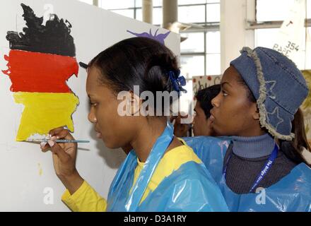 (Dpa) - Krystle (L) und Rebecca aus einer Schule in New York ihre Arbeit der Malerei der Konturen von Deutschland in den nationalen Farben - schwarz, rot und Golden - in Berlin, 6. April 2002 beenden. Eine zweite Gruppe von insgesamt 1000 New York Schülerinnen und Schüler, deren Familien von den Anschlägen vom 11 September betroffen waren Stockfoto